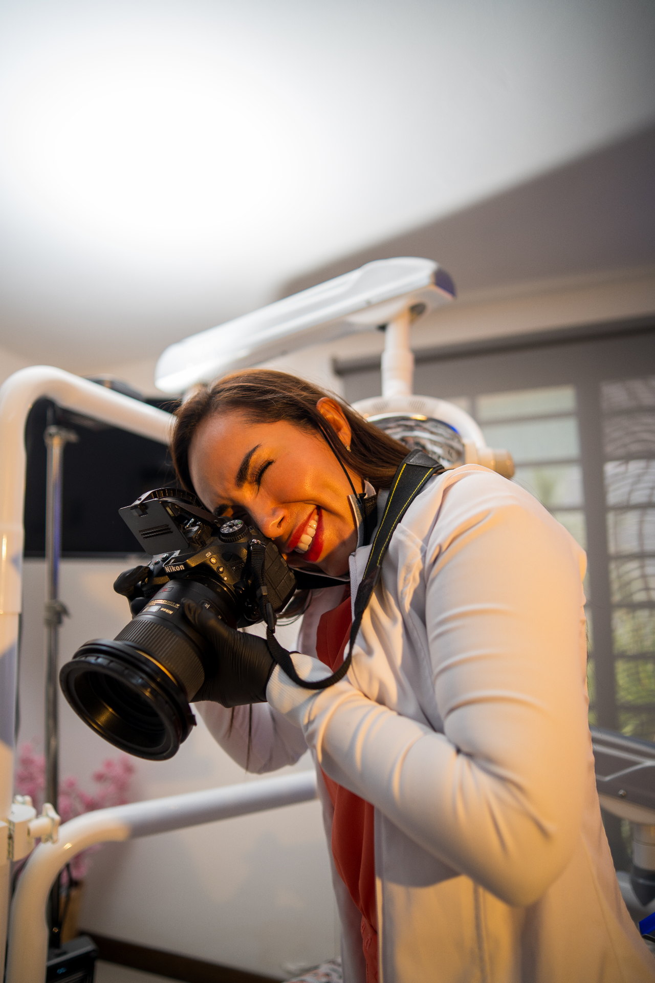 Dra. Mayra trabajando con lentes de alto enfoque